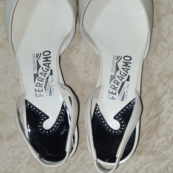 Salvatore Ferragamo Cream And Black Pumps Size 7 B - Picture 6 of 7
